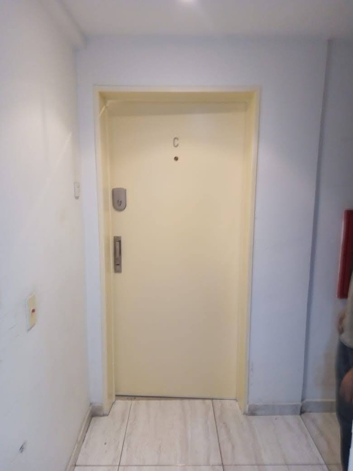 Puerta de departamento blindada color crema respetando la estética original del edificio.