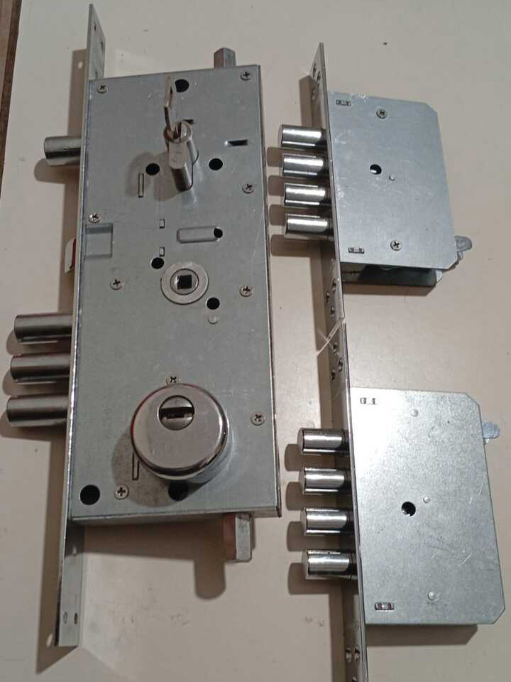Sistemas de cerraduras multianclaje con pernos de acero macizo para puertas blindadas de máxima seguridad.
