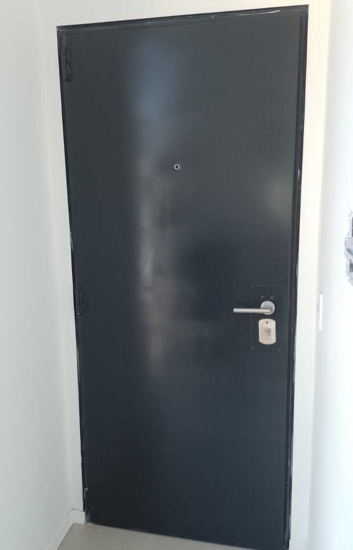 Puerta acorazada de chapa color gris oscuro de alta seguridad para acceso principal