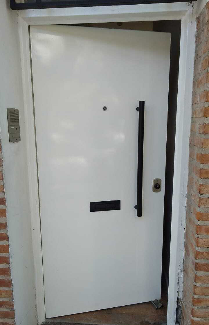 Puerta acorazada blanca de diseño moderno con barral y buzón negro para exterior