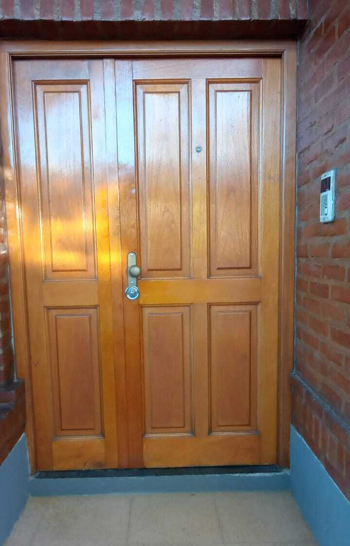 Puerta blindada doble de diseño moderno en madera con barral largo de acero inoxidable