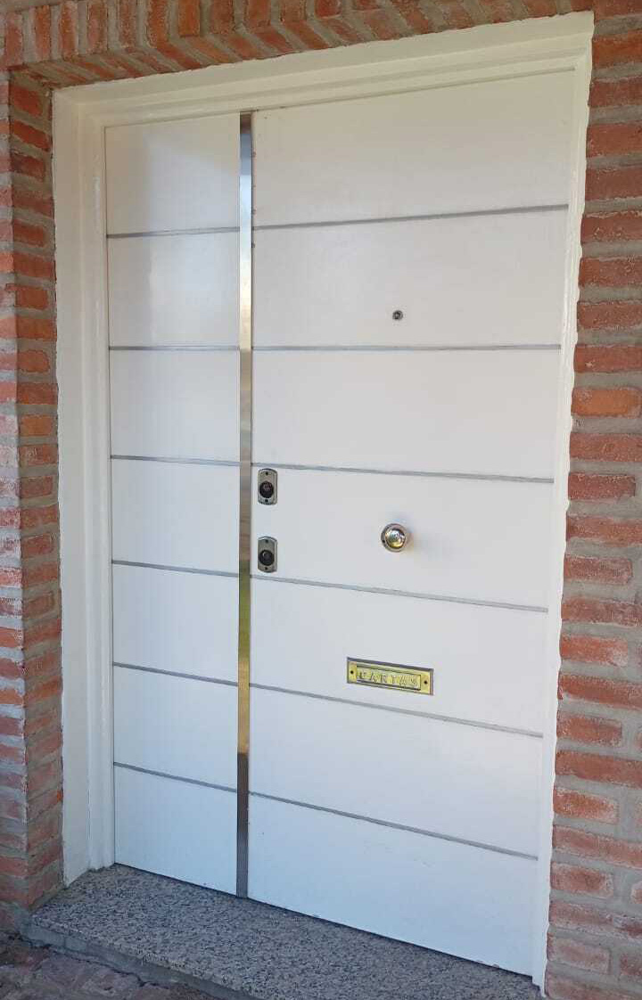Puerta doble blindada blanca de diseño moderno con detalles en acero inoxidable y buzón exterior