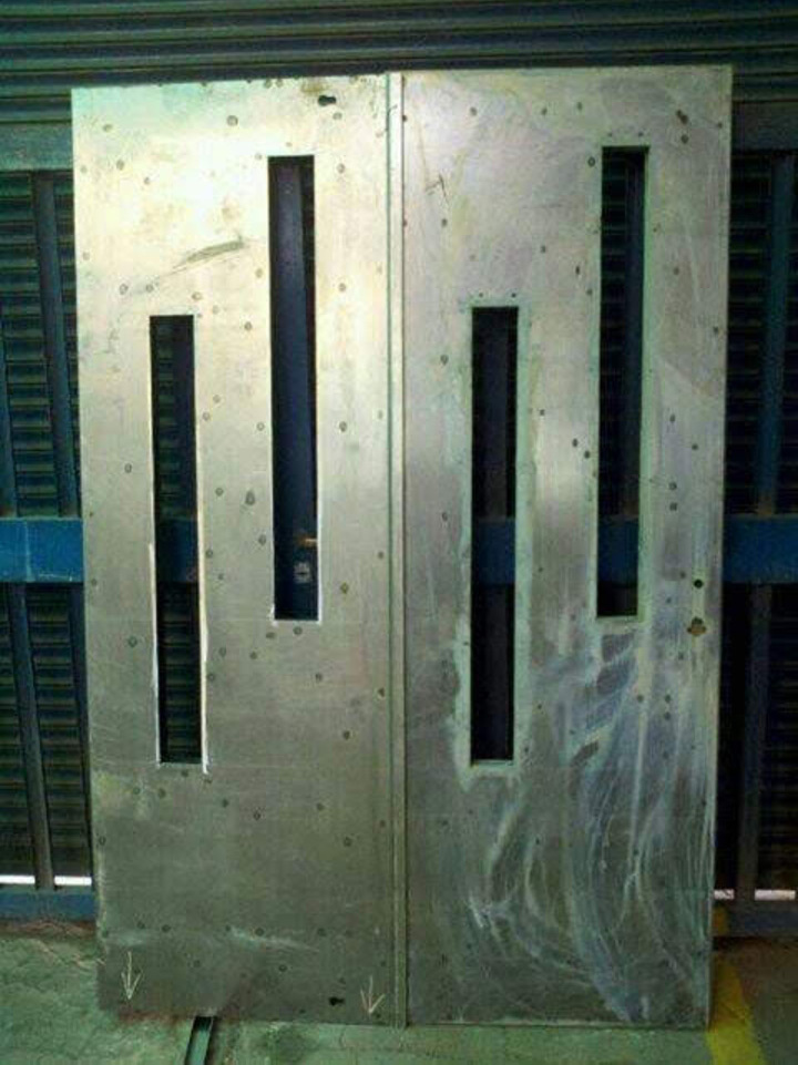 Fabricación de puertas de seguridad industriales de acero con aberturas verticales para vidrio